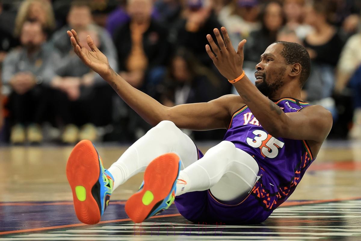 杜兰特遭包夹分球 芬尼·史密斯三分得手 杜兰特遭包夹分球 芬尼·史密斯三分得手